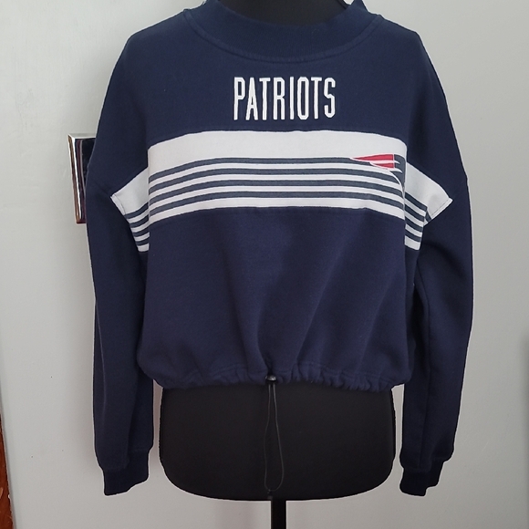 NFL Sweaters - NFL Patriots Women's Navy and White Crew Neck Cropped Sweatshirt